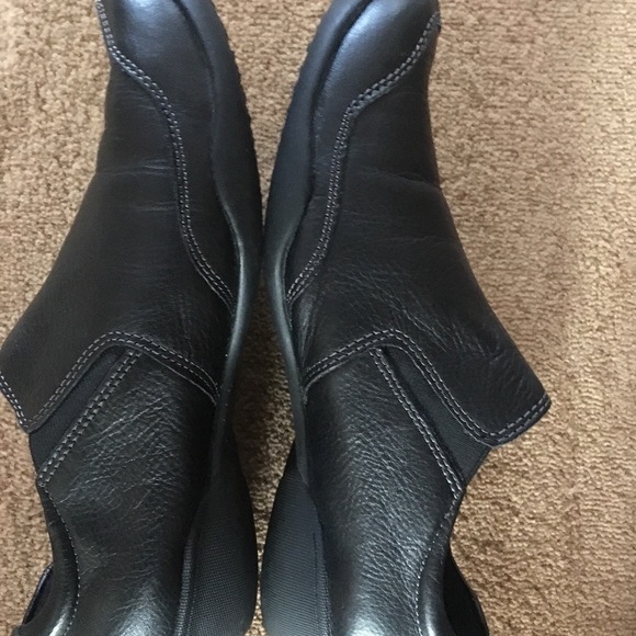 Taos Two Button Leather Shoes - Picture 2 of 4